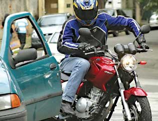 Motociclista precisa ter atenção redobrada no trânsito. Veja dicas!